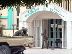 Vaarios soldados mauritanos vigilan la sede de la radio en la ciudad de Nouakchott, Mauritania. /EFE/