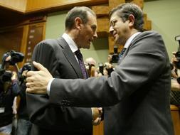 Juan José Ibarretxe felicita al nuevo lehendakari tras la votación en el Parlamento de Vitoria. / Telepress/