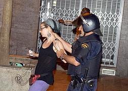 La Policía ha desalojado esta madrugada de nuevo la Puerta del Sol. / Foto: Fernando Villar (Efe) | Vídeo: Atlas/