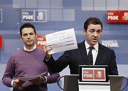 El secretario general del PSN, Roberto Jiménez, ante el portavoz parlamentario, Samuel Caro. / Jesús Diges (Efe)/