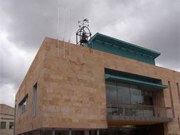 Fachada del nuevo Ayuntamiento, sobre cuyo tejado se ha colocado la campana del antiguo. / CRUZ CATALINA/