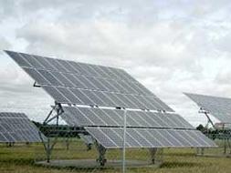 Placas solares en Villanueva de San Mancio. / CRISTINA R. VECINO/