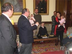El presidente de la Diputación entrega las ayudas. / EL NORTE/