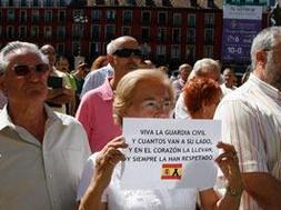 Una de las personas concentradas en la Plaza Mayor muestra una pancarta a favor de la Guarcia Civil. / G. VILLAMIL/