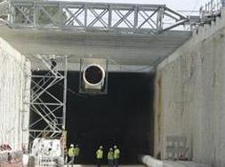 Boca sur de uno de los dos cajones de túnel del Pinar de Antequera, que entrará en servicio el próximo sábado./ GABRIEL VILLAMIL/