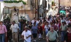 Los devotos acompañan a la Virgen en su recorrido por Ciudad Rodrigo/ S. G. R./