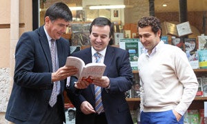 José Ramón Alonso presenta su libro en la libería Oletum acompañado por Manuel Pimentel y Antonio Cuesta. / Vídeo y fotos: H. Sastre/