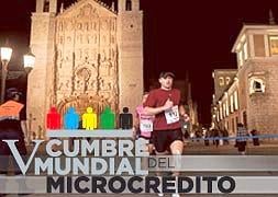 Los participantes en la carrera atraviesan la vallisoletana plaza de San Pablo / Miguell Ángel Santos/