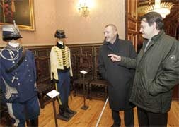 El pintor Augusto Ferrer-Dalmau comenta con el escritor Arturo Pérez Reverte uno de los uniformes. /A.Quintero/
