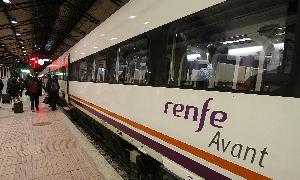 Tren lanzadera Avant en la estación Campo Grande de Valladolid con destino a Madrid. / Gabriel Villamil/