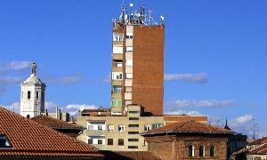 Colegio García Quintana, con las antenas de telefonía fija al fondo. / El Norte/