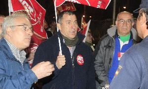 Piquetes y policías a las puertas de la factoría de Michelin. / Antonio Quintero/