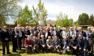Foto de familia de antiguaos alumnos de la Compañía de Jesús en Carrión, junto al alcalde. / Grand/