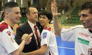 Jesús Velasco felicita a sus jugadores tras ganar este sábado al Lobelle. / Antonio de Torre/