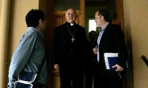 El arzobispo, con Saravia y Bustos. / ICAL/