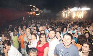 El público disfruta en la plaza Oriental del espectáculo de fuego que inauguró las fiestas. / A. de Torre/