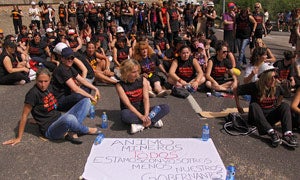 Mujeres e hijos de mineros cortan la N-630 a la altura de Ciñera de Gordón (León). / Ical./