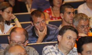 Chupri y Durántez, con gesto serio, rodeados de socios preocupados en la última asamblea. / M. F./