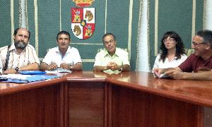 Reunión de los dos colectivos en el Consistorio de Vallelado. / El Norte/