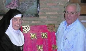 Lorenzo Merino y la abadesa, la madre Micaela Velón de Francisco, muestran uno de los cantorales restaurados. / EL NORTE/