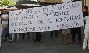 Los funcionarios asistentes que portan un pancarta reivindicativa. / Merche de la Fuente/