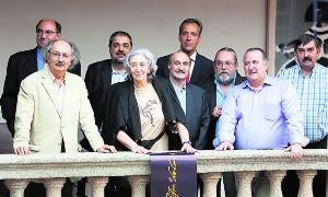 El jurado, presidido por Clara Janés, y el comité organizador. / R.H/
