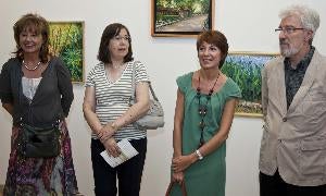 Isabel Menéndez, primer premio del Taller de otoño, Agustina Rebollo, tercer premio del Taller de Otoño, Domi Fernández, concejala de Participación Ciudadana del Ayuntamiento de Valladolidn y Miguel Ángel Soria , presidente de la Unión Artística Vallisoletana. / EL NORTE/