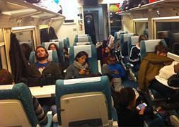 Interior del tren afectado por la avería. Los pasajeros intentan descansar. Foto del usuario de Twitter @Javi_Cavero./
