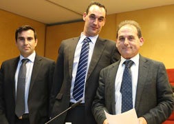 El fiscal Tomás Herranz (d.), junto con el presidente de Jóvenes Abogados, Juan Vidal (c.) y Abelardo Blanco (d.), presidente de la Asociación para el Fomento de la Iniciativa Empresarial, en un receso del curso. /Henar Sastre/