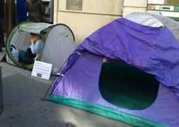 Veinte familias al borde del desahucio acampan a la puerta de cuatro bancos en plena calle Santiago