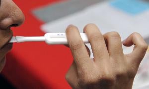 Una joven se realiza la prueba en la residencia universitaria. R. Otazo/