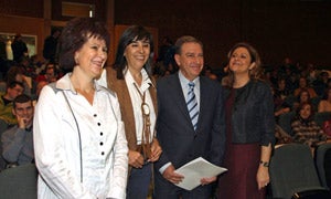 El consejero de Educación, Juan José Mateos, conversa con la directora de la Escuela de Idiomas de Valladolid antes de asistir a la conmemoración del 25 aniversario de la Escuela Oficial de Idiomas. / Rubén Cacho - Ical./