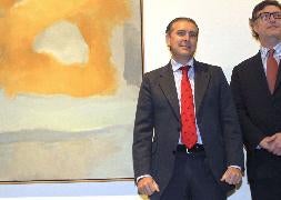Andrés Ortega (izquierda), junto al cuadro adquirido para evitar el cierre del Museo Esteban Vicente. / Rosa Blanco-ICAL/