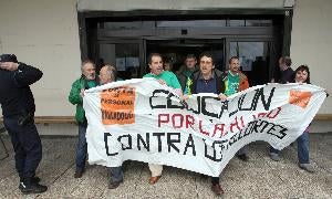 Manifestantes ante la Dirección Provincial. / ICAL/