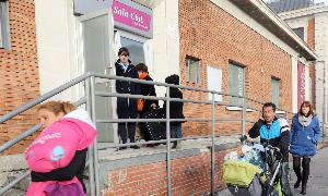 Los pasajeros trasladados, a su llegada a la estación Campo Grande. / Henar Sastre/