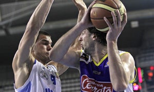 Urko Otegui busca el pase ante Llorca / Álex Domínguez/