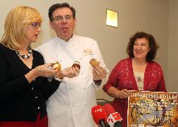 Nélida de Cano (Amref), el hostelero Julián Duque y Dora Vindel, esposa del pintor Gerardo M. Cabra, en la presentación de la degustación solidaria. / Antonio de Torre/