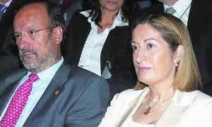 León de la Riva y Ana Pastor, en un acto en Valladolid en 2003. / H. S./