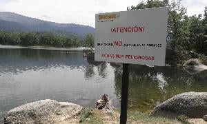 Cartel de aviso del riesgo de bañarse en el Pontón Alto de Segovia. / El Norte/
