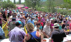Cientos de personas esperaban la cola para recibir su ración de guiso del pastor en la campa de Puente Agudín / JOSÉ CARLOS DIEZ/