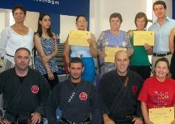 Participantes y profesores posan junto al concejal de Servicios Sociales. / El Norte/