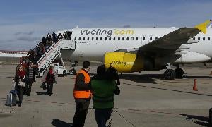 Llegada del primer vuelo de Vueling procedente de Barcelona al aeropuerto de Villanubla. / Villamil/