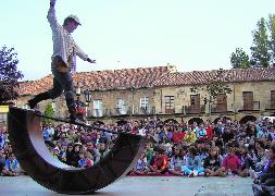 Multitud de espectadores presencian ayer las acrobacias de un artista de la compañía andaluza Vaivén Circo. / NURIA ESTALAYO/