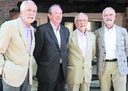 El presidente de la RAE, José Manuel Blecua, (segundo por la izquierda), ayer en Lois junto a los académicos leoneses Luis Mateo Díez, José María Merino y Salvador Gutiérrez . / J. Casares/