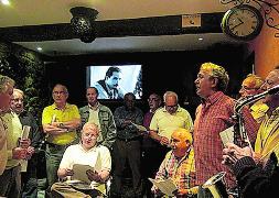 Los amigos de la Tonaada de Barruelo, en una reciente actuación en un bar. / ARTURO RUIZ/