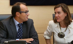 Comparecencia en las Cortes del director general de Familia y Políticas Sociales, Raúl Carlos de Pablos, para informar de la respuesta a las reclamaciones formuladas por las familias de las personas en situación de dependencia. En la imagen junto a la presidenta de la Comisión, Soledad Romeral. / Ical./