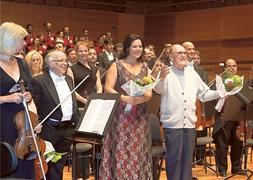 Desde la izquierda, la concertino Wioletta Zabek, el director José Luis Temes, la soprano Carmen Solís y el compositor Pedro Aizpurúa, con la OSCyL y el Coro de la UVA, detrás. / Ramón Gómez/