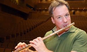 Emmanuel Pahud con su flauta de oro. :: H. SASTRE/