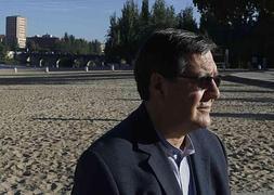 Javier Gutiérrez, en la Playa de las Moreras de Valladolid. G. VILLAMIL/