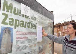Carmen González lee el bando de la Alcaldía que anuncia la devolución del importe de algunas tasas municipales./ Fran Jiménez/